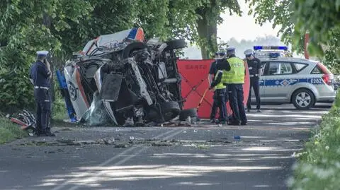 Karetka wjechała w drzewo, nie żyje ratownik strażak