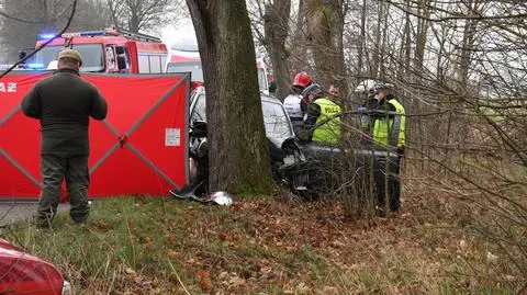 Laska. Dwie osoby zginęły w wypadku na drodze powiatowej