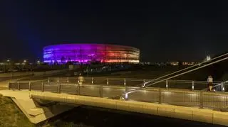 Stadion we Wrocławiu świeci wszystkimi kolorami tęczy