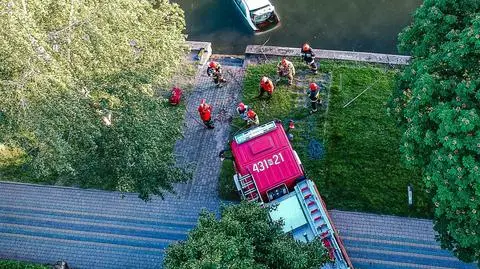 Wyławianie auta z jeziora