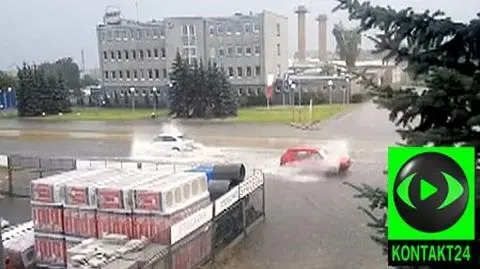 Kwadrans deszczu i ulice toną