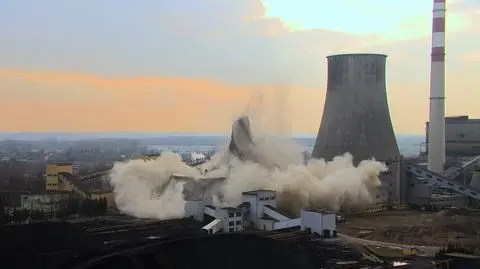 Demolition of a cooling tower at Będzin power plant was caught on video