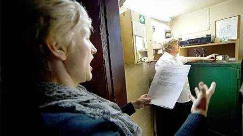 Na dworcu w Łodzi rozkład podają śpiewająco