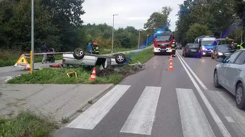 Elbląg: pijany kierowca dachował i chciał uciec z miejsca kolizji