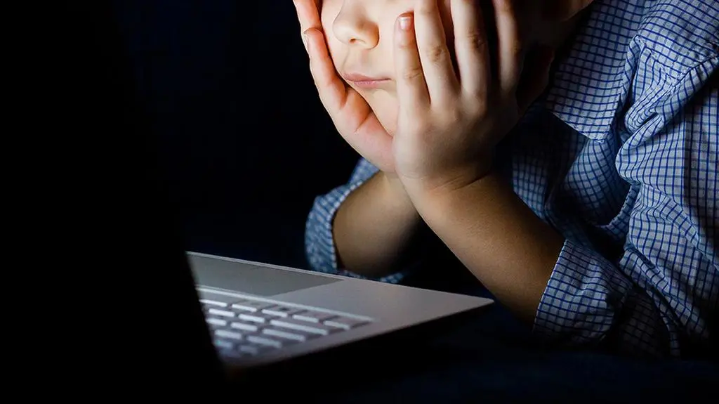 Czyhają na zdjęcia twojego dziecka. "Zatrważający" wzrost materiałów w internecie
