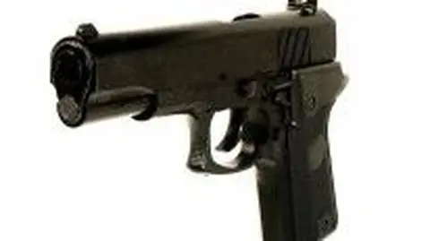 Ukradli pistolet, napadli na sklep