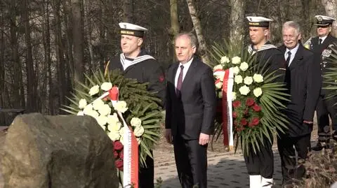 Kwiaty na mogiłach i msze święte w intencji ofiar katastrofy smoleńskiej