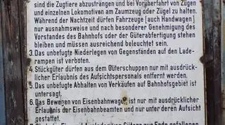 Tablica znajdowała się na dworcu w Oświęcimiu