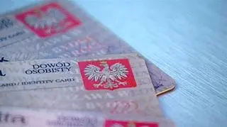 20.03 Nowe dowody elektroniczne mają trafić w nasze ręce w lipcu przyszłego roku. Termin ten jest jednak - jak ustalili reporterzy "Czarno na Białym" - poważnie zagrożony. Jeśli tak się stanie, Polska straci setki milionów złotych, które daje na ten program Unia Europejska. (TVN24)