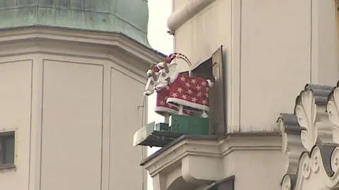 Nowe szaty poznańskich koziołków. Przebrano je na święta