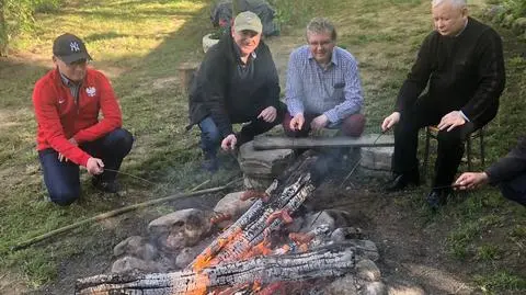 Joachim Brudziński i Jarosław Kaczyński na wspólnej wycieczce [wideo bez dźwięku]