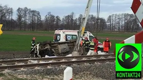 Samochód wjechał pod pociąg