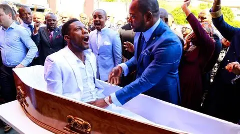 Pastor Lukau "ożywia" człowieka. #WyzwanieWskrzeszenie trenduje