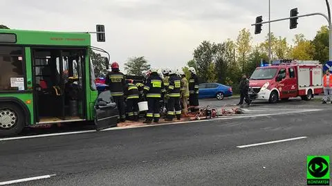 Zderzenie dwóch samochodów i autobusu. Jedna osoba nie żyje