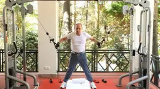 Władimir Putin ćwiczy na zachodnim sprzęcie, w dresie z jedwabiu i kaszmiru