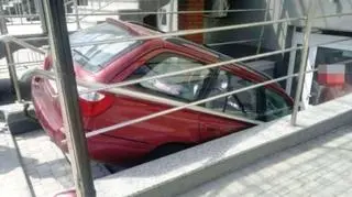 Samochód zjechał po schodach