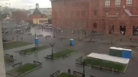 Ludzie w Moskwie uciekali przed rozpędzonymi toi toiami