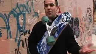 W jednej z parafii w Nowym Jorku ogłoszono młodzieżowy konkurs na projekt "oficjalnej papieskiej deskorolki". Benedykt XVI osobliwy dar otrzyma w czasie swojej wizyty w Stanach Zjednoczonych, która odbędzie się jeszcze w kwietniu. (APTN)