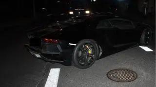 Lamborghini stało na środku ulicy 