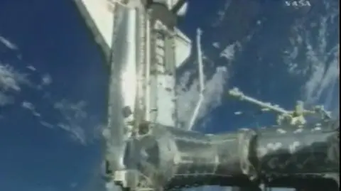 Załoga Discovery spacerowała w kosmosie