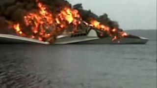 Trimaran "złożył się" w śródokręciu i osiadł na dnie