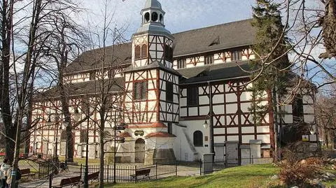 Pomalowali i spalili drzwi kościoła z listy UNESCO