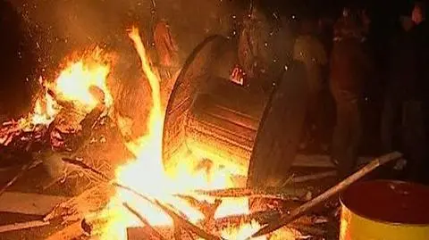 Pociąg przebija się przez blokady