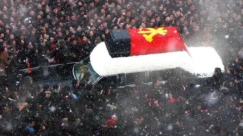 Co to za karawan wiózł trumnę Kima?