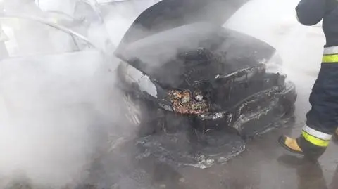 Samochód zapalił się podczas jazdy. "Kierowca zdążył wysiąść"