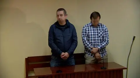 Mężczyźni - będąc na policyjnej służbie - wywieźli mężczyznę do lasu. Ten zmarł z wychłodzenia