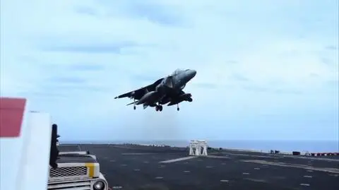 Harrier posadzony na stołku. 
Zegarmistrzowska precyzja pilota
