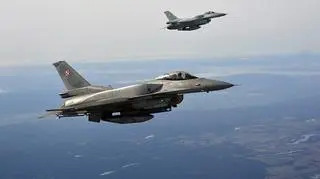 F-16 odprowadziły samolot na lotnisko pod Radomiem