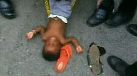 01.08 | Oburzenie, szok i ostrą polemikę wywołuje we Francji ujawniony w internecie film, na którym francuscy policjanci w brutalny sposób likwidują obóz bezdomnych imigrantów z Afryki na paryskim przedmieściu. Nagranie obejrzano do sobotniego popołudnia ponad 400 tysięcy razy. (APTN)