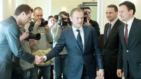 Poparcie dla rządu i premiera w dół
