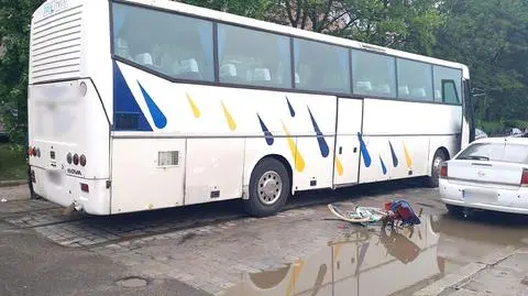 Autokar zahaczył rowerzystkę jadącą z dzieckiem