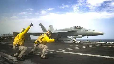 USS Abraham Lincoln płynie do Zatoki Perskiej