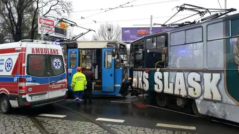 Miał skręcić w prawo, pojechał prosto. Zderzenie dwóch tramwajów 
