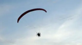 Mężczyzna chciał polatać motoparalotnią