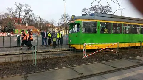 Wpadł pod tramwaj. Wycięli płot, by go uwolnić