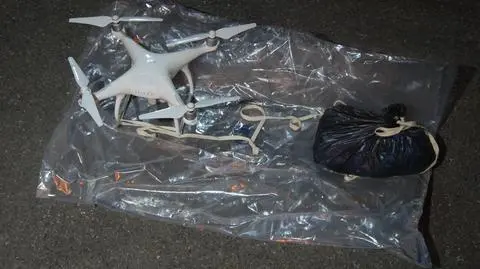 Jeden z przechwyconych dronów wraz z przytroczonym ładunkiem