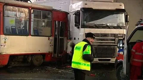 Tir wjechał pod tramwaj