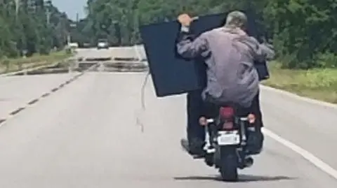 Ukradli telewizor i uciekli motocyklem
