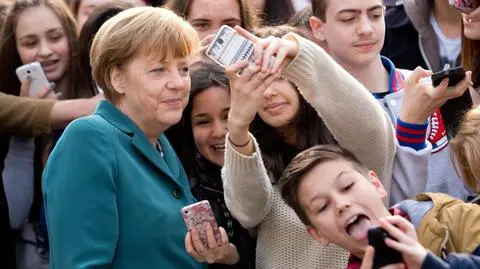 "Słitfocia" z Merkel. Mały Polak pokazał język