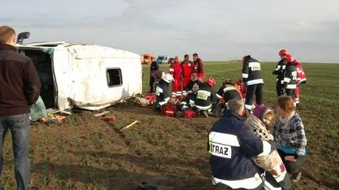 Bus wpadł do rowu. Siedem osób, w tym dziecko, rannych 