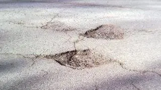07.07 | Dziura w drodze i uszkodzone felga oraz koło - taka "normalna" sytuacja przydarzyła się panu Jakubowi na jednej z ulic na obrzeżach Bydgoszczy. Ubezpieczyciel wycenił stratę na 430 zł, a kierowca zwrócił się z wnioskiem o odszkodowanie do miejscowego zarządu dróg. Tam dowiedział się, że – wbrew pozorom – ulica w miejscu wypadku nie należy do miasta, bo znajduje się sześć metrów za jego granicami. Nie przyznają się do niej też dwie inne instytucje, a w międzyczasie ktoś dziurę załatał. (TVN24)