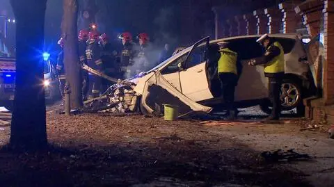 Wjechał w drzewo, zatrzymał się na płocie. Silnik stanął w płomieniach