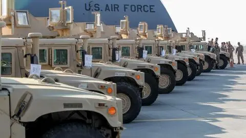 Pentagon przekazuje pojazdy Humvee i rakiety HARM