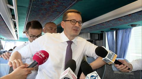 Premier PiS-busem po Polsce