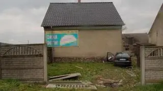Przed wjechaniem w dom, mercedes staranował betonowe ogrodzenie