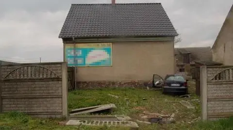 Mercedes staranował ogrodzenie i wbił się w dom